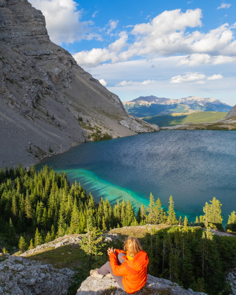 How to Hike to the Mesmerizing Carnarvon Lake