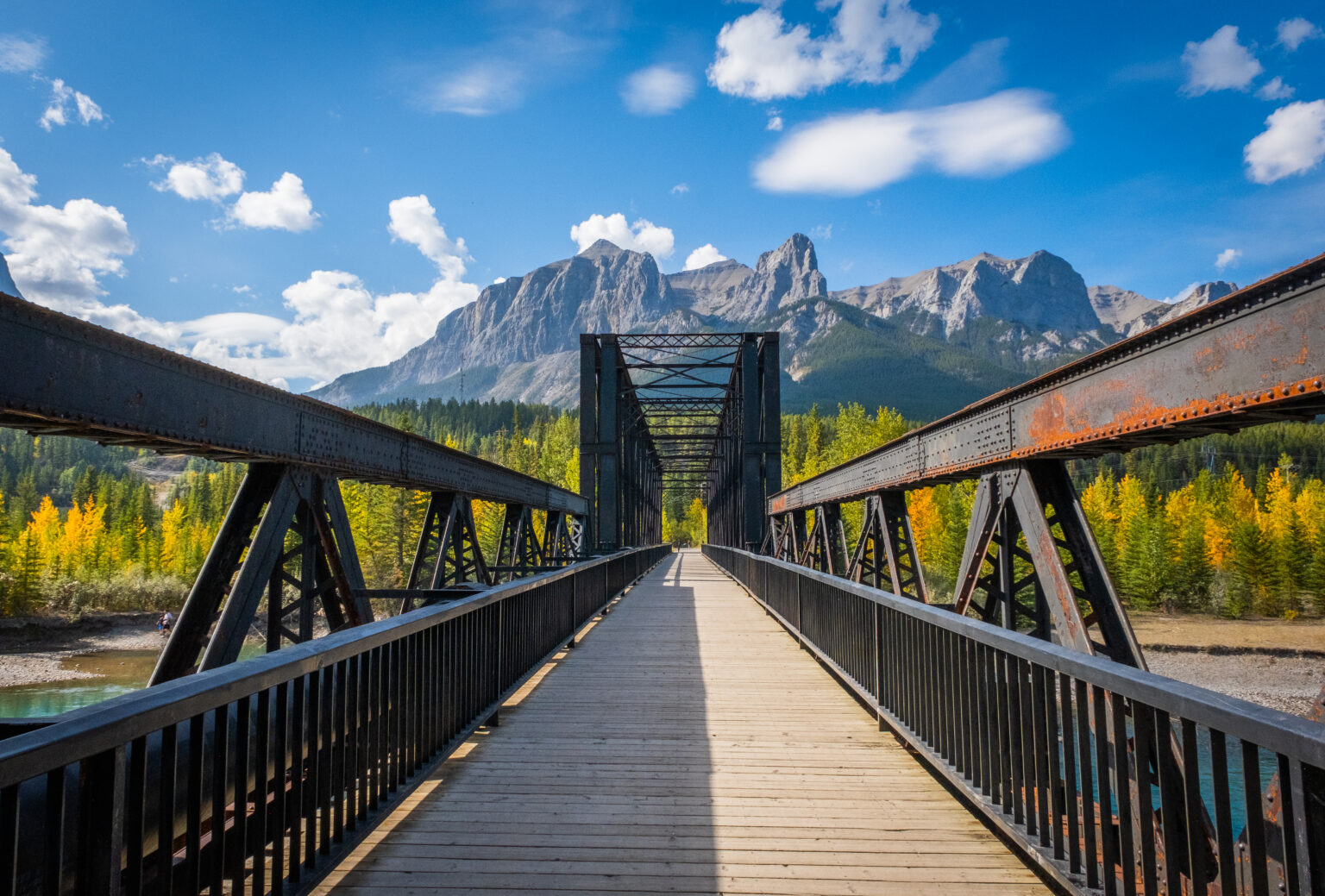 Banff vs Canmore • Which Town is Better For YOUR Vacation?