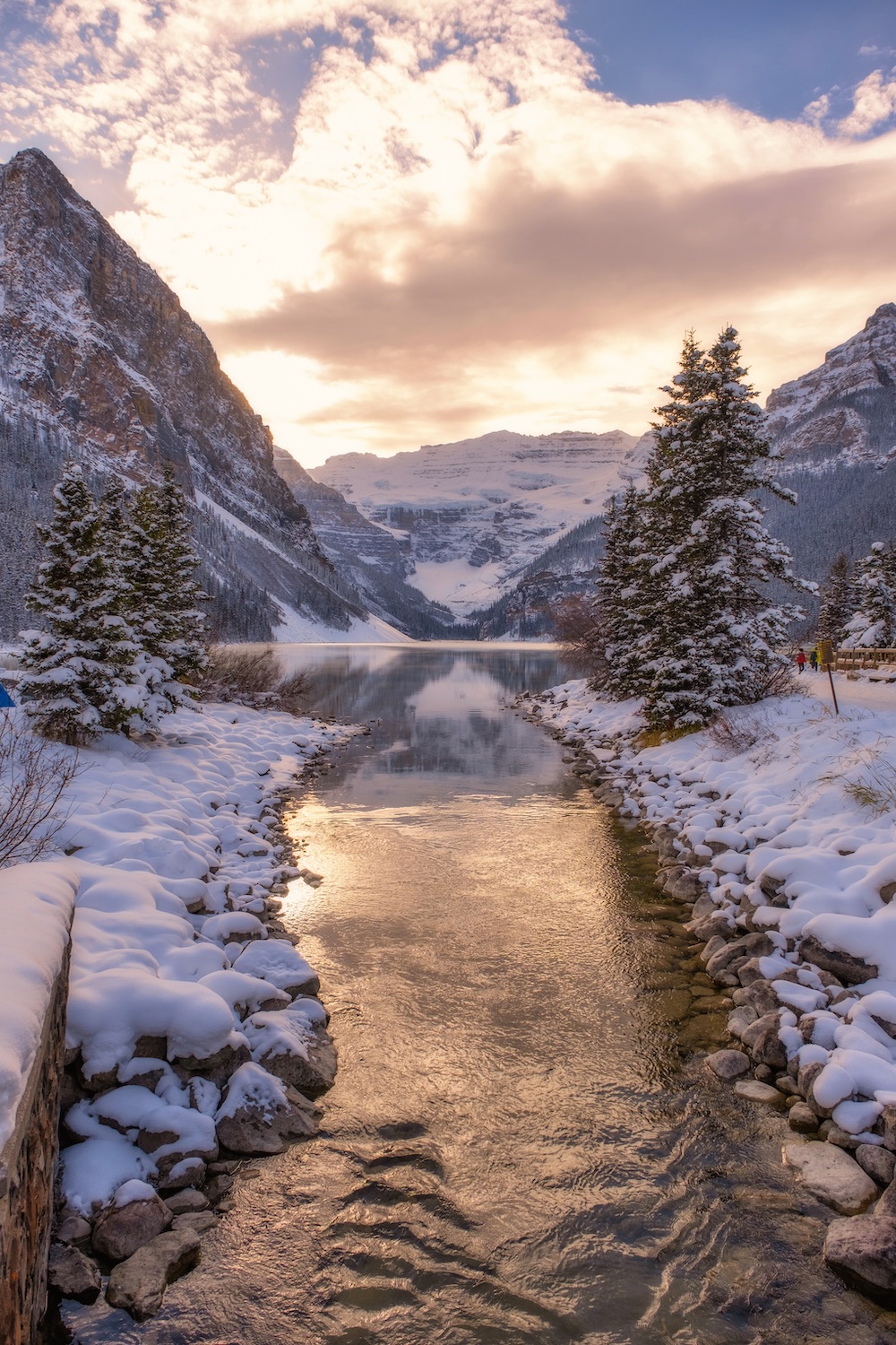 lake louise in the winter