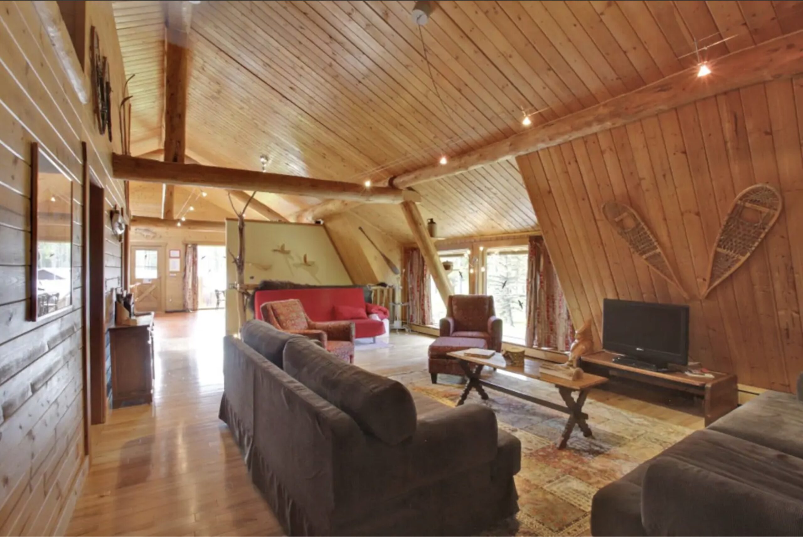 Folk Tree Lodge (Bragg Creek) - cabins in alberta