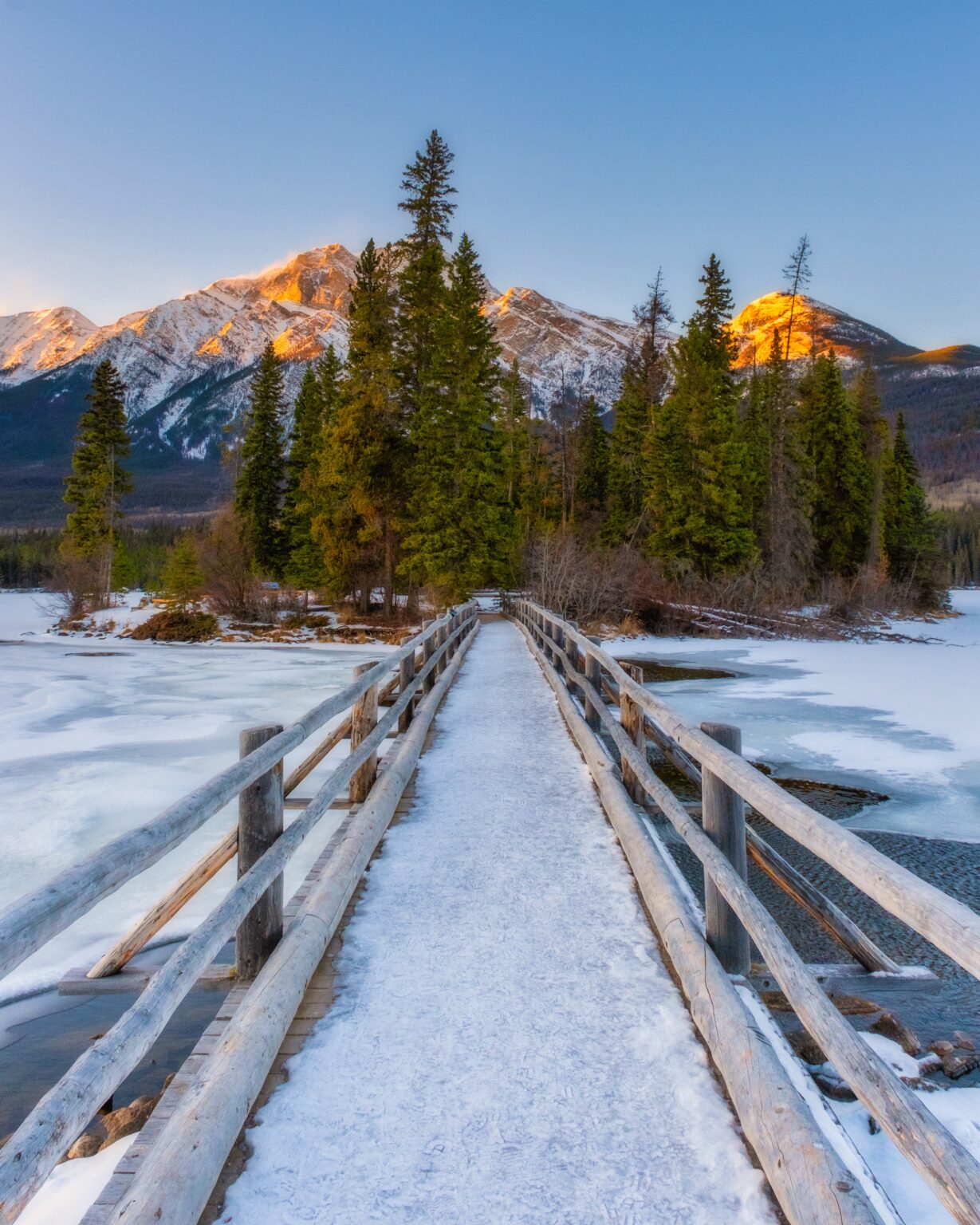 11 Reasons To VISIT Pyramid Lake In Jasper National Park   Things To Do In Jasper In The Winter 23 1229x1536 