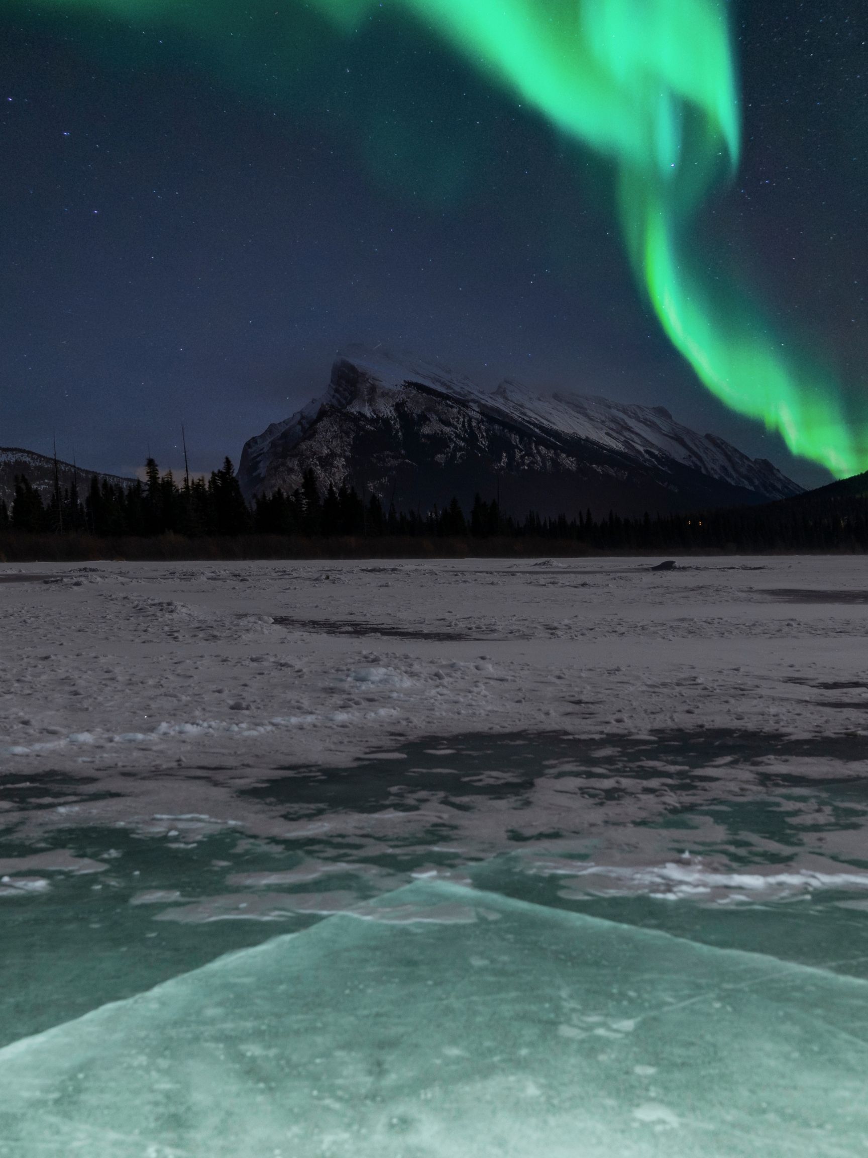 canada northern lights in city