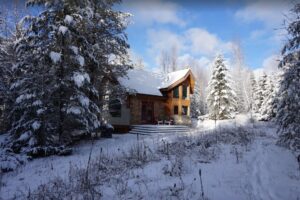 15 Epic Golden BC Cabins to Cozy Up In!