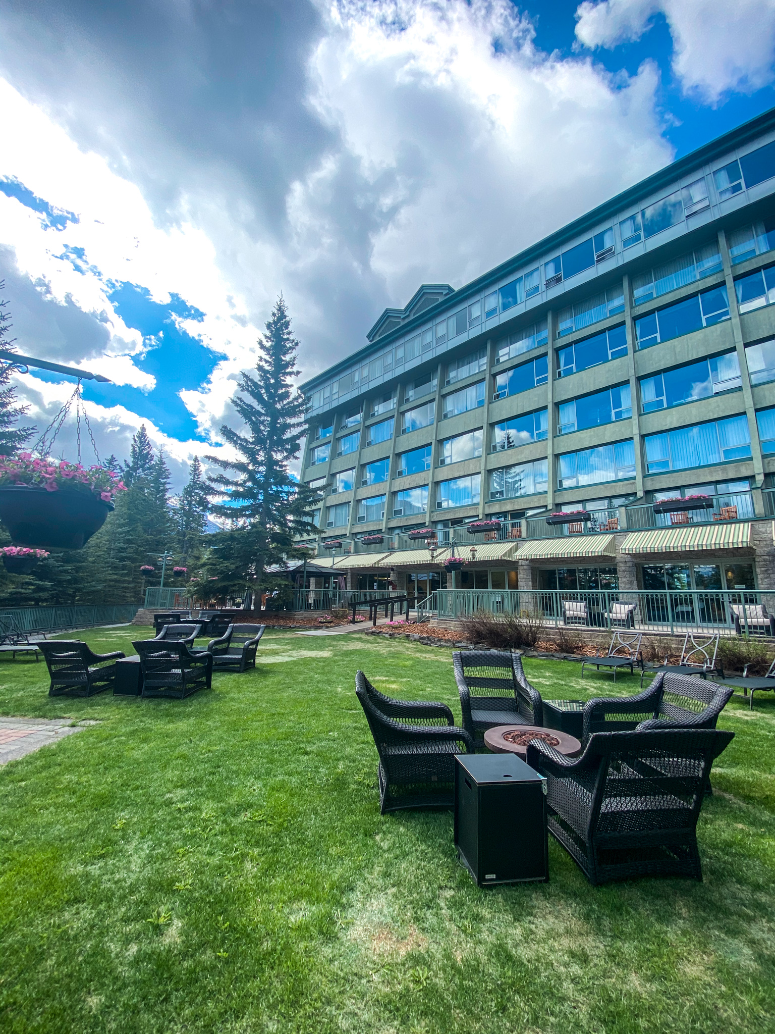 The Rimrock resorts courtyard and firepits