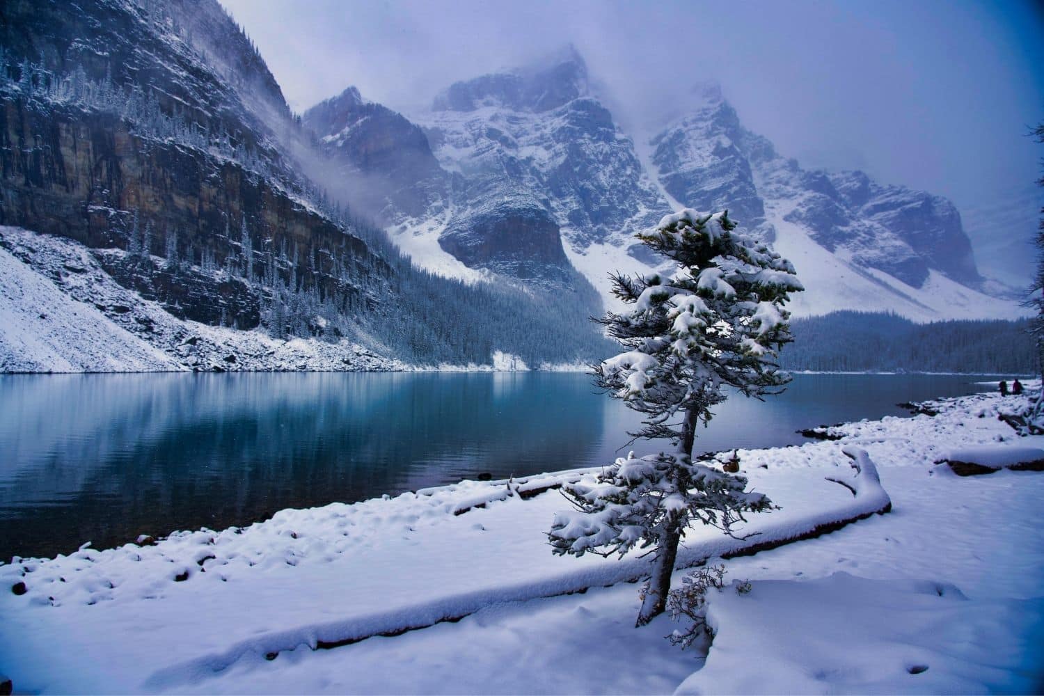 moraine lake in the winter