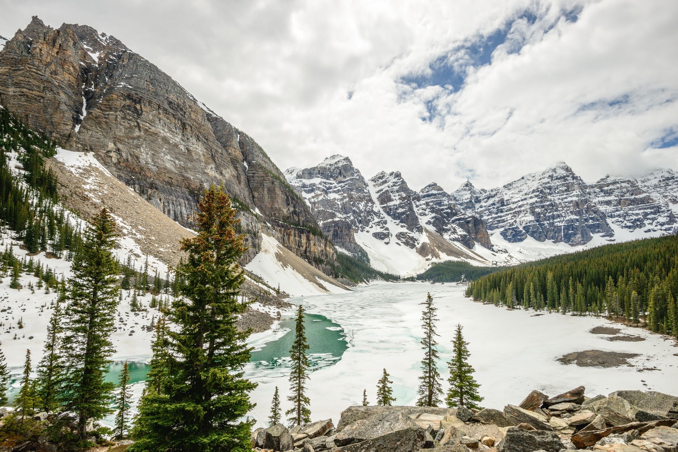 moraine lake in winter