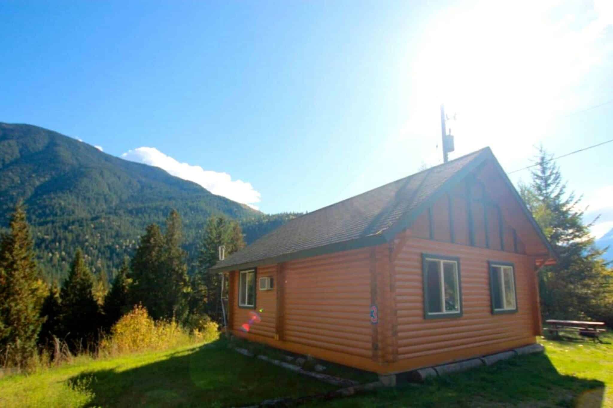 30 AMAZING Cabins For Rent in BC (All Budgets!)