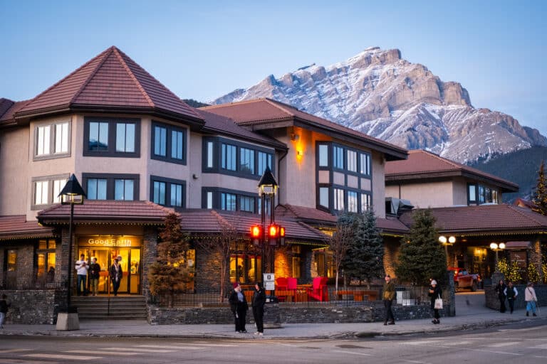 Banff vs Canmore • Which Town is Better For YOUR Vacation?