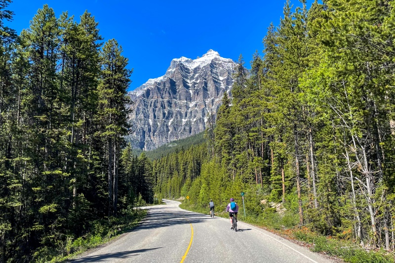 biking to moraine lake