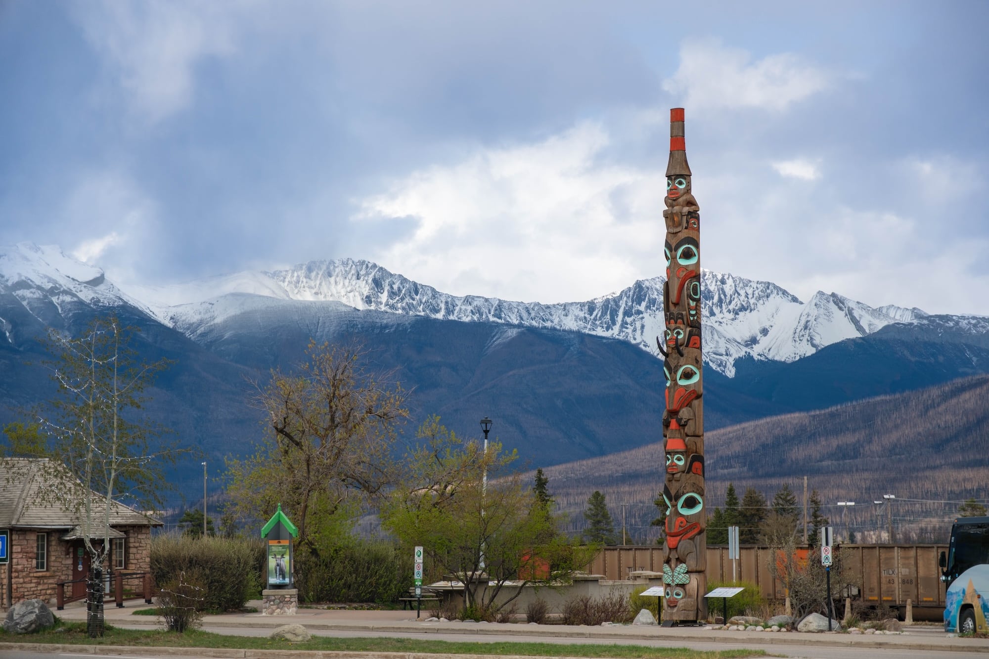 two brothers totem pole in jasper